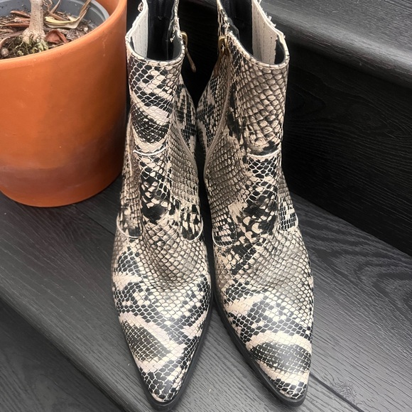BLONDO SNAKE PRINT WATERPROOF ANKLE BOOTIES HEELS WOMENS SZ 9M Black Gray White - Picture 3 of 14